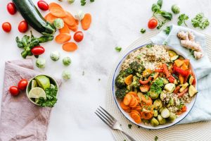 Flat-lay of a salad with quinoa - make a healthy moving day lunch 