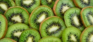 Sliced kiwi on the table is on the list of out of state moving day meals